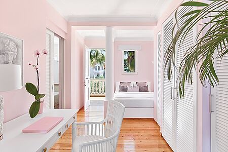 Junior Family Guestroom Meerblick Diese Zimmer sind ein wunderbarer Rückzugsort und die perfekte Wahl für junge Familien. Sie erwarten ein Kingsize-Bett und ein eingebautes Doppelbett im Kinderzimmer. Das Badezimmer verfügt über Marmorböden und eine einladende Badewanne. Des Weiteren verfügt das Zimmer über einen geräumigen Ankleidebereich.