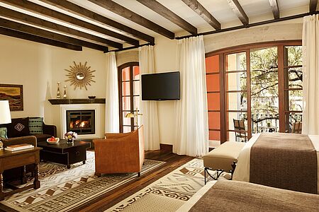 Junior Suite 65 qm Inspiriert durch die Kunsthandwerker und Künstler von San Miguel de Allende bieten die reich ausgestatteten Junior-Suiten eine elegante Einrichtung mit Holzböden, Natursteinkaminen und Kunstwerken. Die Suite verfügt über 65 qm Wohnraum mit einem Kingsize-Bett oder zwei Queensize-Betten sowie eine Außenterrasse.