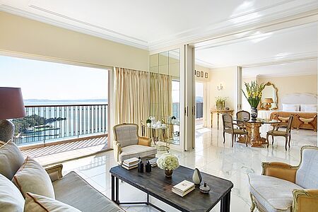 Presidential Suite 210 m² Die Präsidentensuite ist die perfekte Wahl für anspruchsvolle Reisende in allerbester Lage. Elegante Palisander Möbel, Ölgemälde und eine Hydromassage-Badewanne verleihen Ihrem Aufenthalt zusätzlichen Komfort. Zwei Schlafzimmer, ein Wohnzimmer, ein separates Ess- und Arbeitszimmer, Ankleideraum, zwei Doppelbetten, zwei Marmorbäder und vier Balkone machen diese Suite zum perfekten Rückzugsort.