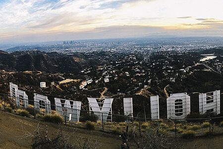 Los Angeles Helikopter Tour Genießen Los Angeles aus der Vogelperspektive und erleben Sie die berühmtesten Sehenswürdigkeiten vom Helikopter aus. Sie fliegen mit einem professionellen Piloten bis an die Küste, wo Sie landen und einen romantischen Lunch einnehmen.