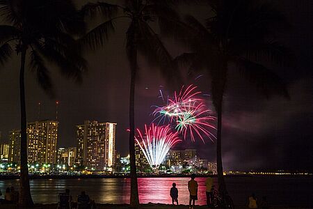Auf der Yacht in den Sonnenuntergang Die original restaurierte Yacht könnte viele Geschichten erzählen. Über Celebrities wie Louis Vuitton und Elizabeth Taylor etwa und ihren Einsatz während des zweiten Weltkriegs. Genießen Sie eine exklusive Fahrt in der Abenddämmerung, den Luxus an Bord und am Freitag sogar ein Feuerwerk über der Skyline von Waikiki.