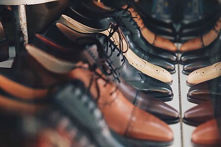 Maßschuhe von Rudolf Scheer & Söhne Man kann nie genug haben - Nutzen Sie die Gelegenheit für neue Schuhe nach Maß! Rudolf Scheer & Söhne ist ein Haus mit langer Tradition. 1878 wurde ihm der Titel „kaiser- und königlicher Hofschuhmacher“ verliehen. Heute ist die sechste Generation am Start für die Erschaffung feinster Damen- und Herrenschuhe.