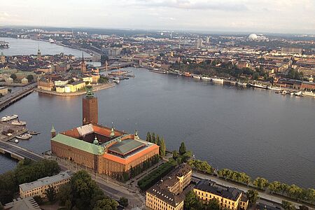 Helikopterflug über Stockholm Genießen Sie die Hauptstadt Schwedens von oben. Beim Flug über Stockholm liegen Ihnen die Wahrzeichen wie dem Stockholmer Rathaus und dem Königspalast zu Füßen. Sie erleben atemberaubende Aussichten auf Schwedens schöne Hauptstadt und ihre wichtigsten Inseln, Wasserstraßen und Brücken.