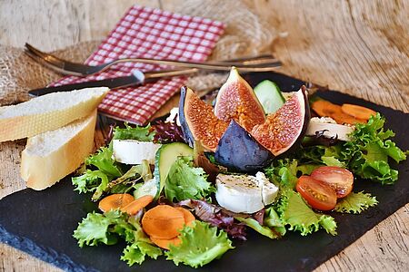 Ascona – private Food & Wine Tour Abseits der Touristenpfade genießen Sie regionale Delikatessen an authentischen Orten: überbackenen Ziegenkäse mit Pinienkernen und Feigensenf mit einem Glas Wein an der Seepromenade, Risotto mit einem Glas Weißwein im Restaurant Osteria Nostrana, Panettone oder Farina Bòna Amaretto Genuity in einem kleinen Shop in der Via Buonamano 2.