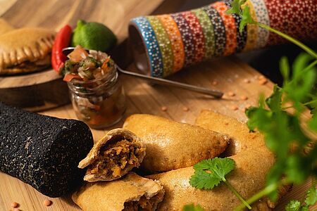 A taste of Santiago de Chile Dieser Tag wird Ihnen schmecken: die bekannte Köchin María José Neut nimmt Sie mit auf den Markt, wo Sie einkaufen, was die Jahreszeit aktuell hergibt. Anschließend wird im Apartment der Köchin geschnippelt und gerührt. Fisch und Meeresfrüchte sind sicherlich dabei. Wer mag, schaut einfach nur zu und nippt am vollmundigen chilenischen Wein.