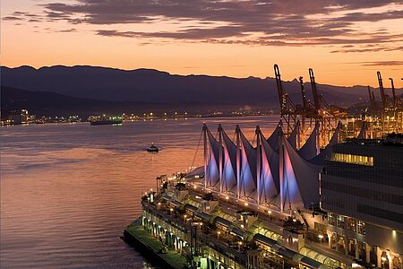 The Fairmont Pacific Rim Als eine Fünf-Sterne-Oase inmitten der Stadt zählt dieses Luxushotel zu den Topadressen Vancouvers. Es wurde 2010 erbaut und ist
mit modernster Technologie und aufwendig im natürlichen Stil komfortabel ausgestattet. Die
sehr luxuriösen Zimmer garantieren einen optimalen Start in den Tag. Pool auf der Dachterrasse mit privaten Cabanas und Feuerstellen machen das Hotel zum Hotspot.