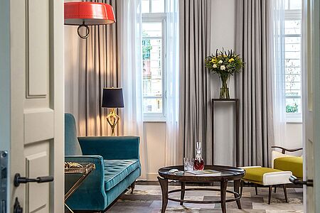 Garden Suite (ca. 65 qm) Die Garden Suiten bieten Ihnen schöne Ausblicke auf den hauseigenen Garten. Vom heimeligen Wohnbereich aus blicken Sie auf die berühmte Weiße Stadt von Tel Aviv. Die Garden Suiten kommen mit robustem Esstisch, Getränke-Bar, Schreibtisch und prächtigen Sitzgelegenheiten daher. Ebenfalls von Vorteil: die komplett ausgestattete Kitchenette.