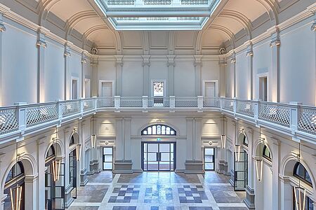 COMO The Treasury Im Westen Australiens, im Herzen von Perth, befindet sich das Luxushotel COMO The Treasury. Das Gebäude des luxuriösen Hotels beheimatete mehr als 100 Jahre wichtige öffentliche Institutionen wie die Post und das Finanzministerium. Dank des Umbaus und der vollständigen Renovierung durch Kerry Hill ist das COMO The Treasury heute eines der luxuriösesten Hotels der Stadt.