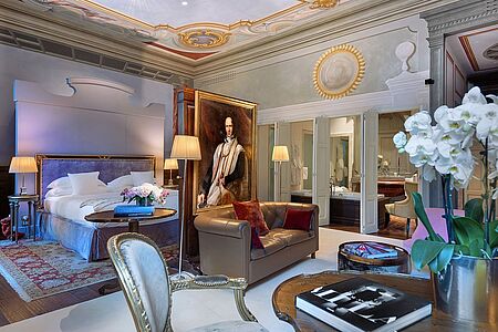 Suite Eine offene Architektur und viel Liebe zu Details machen die Melodia Suite zu etwas ganz Besonderem. Warmes Holz, ein kuscheliger Kamin und ein nobles Marmorbadezimmer schaffen ein romantisches Ambiente.