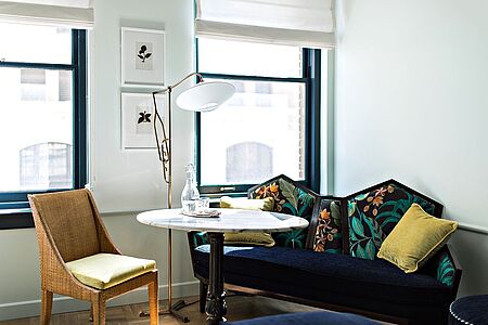 Junior Suite Ausspannen nach einem langen aufregenden LA-Sightseeingtag und neue Energie tanken können Sie in der großzügig geschnittenen Suite mit Kingsize-Bett samt maßgefertigter Bellino-Bettwäsche. Checken Sie Abendevents mit dem Highspeed-WLAN und genießen dazu ein Glas kalifornischen Weißwein aus der Minibar.