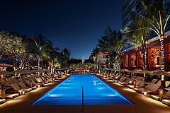 Pool bei Nacht The Miami Beach EDITION