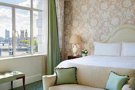 Junior Suites (ca. 42-58 qm) Die Junior Suites sind mit einem komfortablen Wohn- und Schlafbereich ausgestattet. Genießen Sie den Stadtblick und ein Höchstmaß an Privatsphäre. Das marmorne Badezimmer ist mit einer separaten Dusche und Badewanne sowie einem extra Ankleidebereich ausgestattet. Die Junior Suites River View unterscheiden sich lediglich durch ihren einzigartigen Panoramablick auf die Themse.