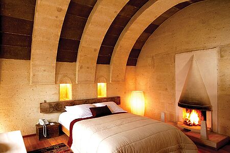 Deluxe Rooms  (ca. 26 - 52 qm)  Die Highlights dieser Komfortzimmer sind das große Raumgefühl und der eigene Kamin.