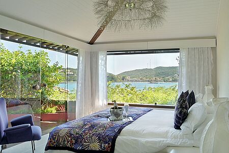 Luxury Rooms (ca. 40 qm) Dieser geräumige Typ Suite ist mit einem komfortablen Doppelbett oder wahlweise mit Einzelbetten ausgestattet. Teilweise verfügt diese Kategorie über einen Jacuzzi, auf jeden Fall bieten die Zimmer eine private Terrasse mit herrlichem Blick aufs Meer.