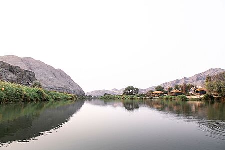 Serra Cafema Camp Das Serra Cafema Camp ist das abgeschiedenste Camp im gesamten südlichen Afrika, nur mit dem Flugzeug erreichbar, und garantiert Ihnen ein unvergessliches Erlebnis in Namibia. Unter schatten spendenden Anabäumen gelegen, mit herrlichem Ausblick auf den Kunene Fluss, besteht dieses Camp aus acht aus Zelttuch und Ried errichteten luxuriösen Chalets.