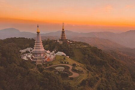 Ausflug in den Doi Suthep Nationalpark Im Doi Suthep Nationalpark liegt ein Tempel mit einem zungenbrecherischen Namen: Wat Phra That Doi Suthep. An diesem spirituellen Orte erleben Sie eine einzigartige private Segnung und werden Zeuge der ehrfürchtigen und exotischen Mönchsgesänge, die Sie zum Nachdenken bringen werden.