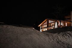 Chalet bei Nacht Arla Luxury Home Lech 