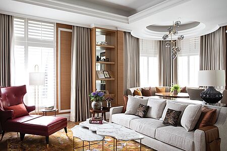 Royal Suite (ca. 63-115 qm) Die Royal Suite ist die größte Suite im Belmond Cadogan Hotel. Genießen Sie den Ausblick auf die Gärten des Cadogan Place, direkt von Ihrer Badewanne! Die Royal Suite war es auch, in der Oscar Wilde einst verhaftet wurde.