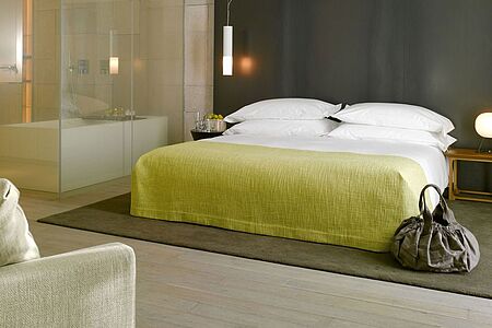 Executive Room (ca. 33 - 36 qm) Die exklusiven Executive Rooms sind der Inbegriff luxuriöser Zimmer und beeindrucken mit vielen natürlichen und kontrastreichen Materialien. Die Bettwäsche besteht aus ägyptischer Baumwolle, das Badezimmer verzaubert Ihre Sinne und das gesamte Platzangebot überzeugt auf Anhieb. Ebenfalls inklusive: eine Nespresso-Maschine, ein 24h-Room-Service sowie vieles mehr.