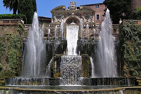 Villa Adriana und Villa d’Este Machen Sie es wie einst die Patrizier: Reisen Sie aufs Land nach Tivoli. Kaiser Hadrian errichtete dort seine Sommerresidenz „Villa Adriana“, die heute zum Unesco-Welterbe gehört. In der Renaissance baute Kardinal Ippolito II. in Tivoli die berühmte Villa d’Este. Ihr persönlicher Guide zeigt Ihnen versteckte Schätze und erzählt faszinierende Geschichten.