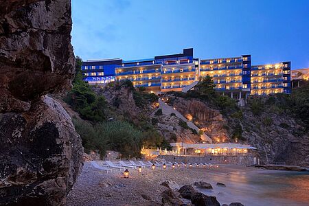 Hotel Bellevue Das Hotel Bellevue in Dubrovnik befindet sich direkt auf einer atemberaubenden Klippe 30 Meter über der Bucht Miramare. Das moderne, mit typisch mediterranem Ambiente geschaffene Interieur des Bellevue Hotels bietet Ihnen erstklassigen Service fern von der Hektik des Alltages.