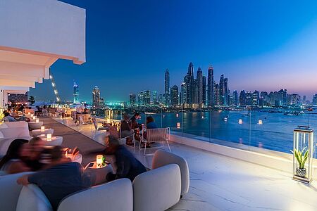 Rooftop-Bars Was wird wohl bei so vielen Wolkenkratzern nicht fehlen? Genau, trendige Rooftop Bars. Und von denen gibt es mehr als genug. Egal ob Sie zum Frühstück, zum Lunch oder zum Aperitif ein besonderes Plätzchen mit atemberaubendem Panorama suchen, wir kennen die beliebtesten Rooftop-Bars der Stadt.