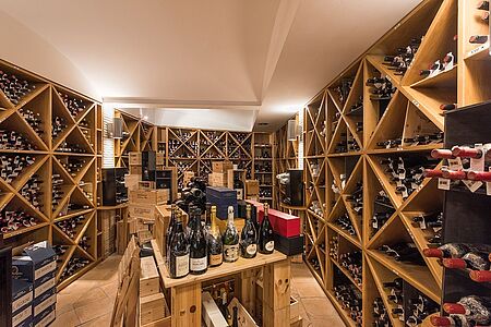 La Cantina Getreu dem Motto "in vino veritas" ist dieser authentische Weinkeller namens La Cantina nicht nur für private Verkostungen zu reservieren. Auch der professionelle Sommelier wird Sie durch eine Reise in die Toskana führen – anhand feinster Weine, versteht sich.