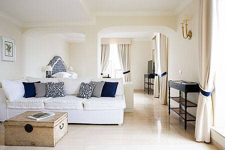 Bellevue Suite (ca. 47 qm) Diese Suite mit Panoramablick befindet sich auf einer der höchsten Etagen des antiken Turms. Die große Terrasse ist mit Sonnenliegen und Sonnenschirmen ausgestattet. Dank der Glasbalustrade fühlt es sich so an, als würden Sie auf dem Wasser treiben. Das Badezimmer verfügt über eine Panorama-Badewanne, ausgerichtet Richtung Meer, sowie eine separate Dusche.