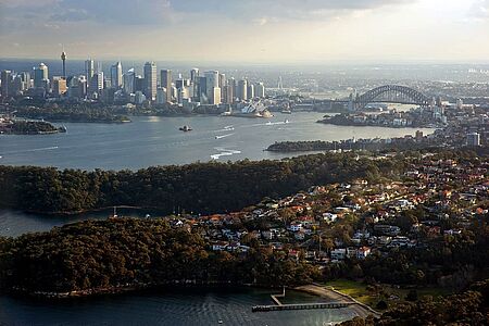 30-minütiger Flug mit dem Wasserflugzeug ab Sydney Im Wasserflugzeug erleben Sie die Highlights von Sydney aus einer ganz neuen Perspektive. Entdecken Sie die berühmte Küste bis zum Palm Beach, den Hafen mit seinen Sehenswürdigkeiten, die Strände von Manly, Curl und Avalon. Und bei einer spektakulären Schlussrunde die Sydney Harbour Bridge und das Opera House.