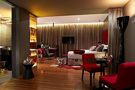 QT Junior Suite Die QT Junior Suite bietet jede Menge Platz! Neben einem kleinen Essbereich und einem zusätzlichen Raum genießen Sie einen exklusiven Blick auf das berühmte Queen Victoria Building – und das aus zwei historischen Heritage-Fenstern.