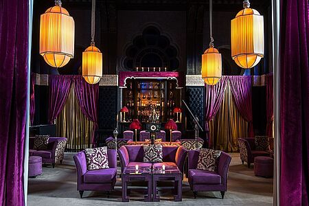 Selman Bar Längst ist die von Jacques Garcia gestaltete Selman Bar ein Treffpunkt von Marrakeschs Nachtschwärmern. Bei Cocktails oder einer Portion Sushi ist die Bar der ideale Ort, um einen erlebnisreichen Tag ausklingen und sich von den wechselnden DJs, die hier auflegen, überraschen zu lassen.