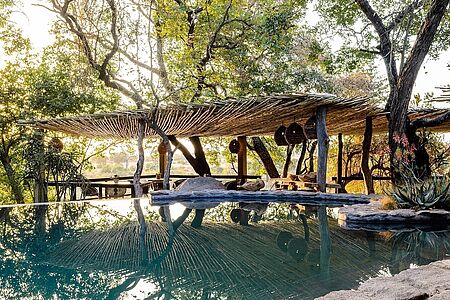 Singita Boulders Lodge Singita Boulders Lodge - ein Inbegriff für Wildlife und Luxus! Umgeben von hohen Bäumen und Büschen können Sie das ungestörte Gefühl des afrikanischen Urwalds erleben und dabei den schon fast legendären Singita-Service genießen. Die großzügig gestalteten Wohn- und Schlafbereiche der Suiten bieten herrliche Aussichten und immer wieder neue Perspektiven.