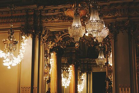 Privates Mini-Konzert im Teatro Colón Im repräsentativen Colon Theater erleben Sie Einzigartiges: nach einer Führung durch das herrliche Haus nehmen Sie im Hauptauditorium Platz, lauschen den Erzählungen Ihres Guides und – welche Ehre - einigen Tenören. Vielleicht noch ein Glas Champagner in der „Bar de Carruajes“? Die fantastischen Sänger geben dort ein weiteres Ständchen.