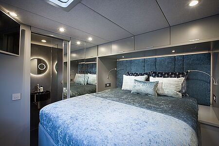 Superior-Kabine Die Superior-Kabinen überzeugen mit einer modernen und frischen Kabinenausstattung. Die Kombination aus natürlichen Materialien und luxuriösen Akzenten erzeugt eine gemütliche Atmosphäre, in der Sie sich schnell wie zu Hause fühlen werden.