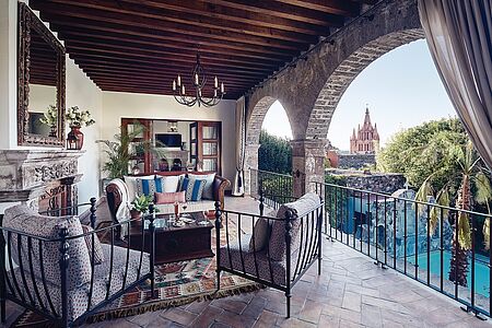 Presidenten Suite 167 qm Die Präsidentensuite verfügt über zwei möblierte Terrassen, eine davon mit Panoramablick auf die Stadt. Diese Suite befindet sich im Casa Palma und verbindet modernen Komfort mit zeitlosem kolonialem Charme. Neben dem Kingsize-Bett erwartet Sie ein großes Badezimmer mit Fußbodenheizung, Kamin, zwei Flachbildfernseher, Bose-Soundanlage, Minibar und Butlerservice.