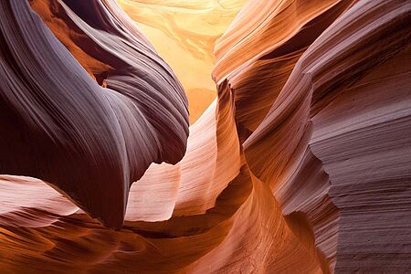 Antelope Canyon Tour mit einem Najavo-Reiseführer Von einem Najavo-Reiseführer begleitet erfahren Sie packende Details über die Wunder des Antelope Canyon. Erleben Sie eine aufregende Tour durch die Engstellen des Slot Canyon und bewundern Sie die natürlichen Formationen aus der Nähe.