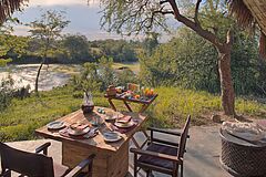 Dinner mit Ausblick &Beyond Grumeti Serengeti Tented Camp