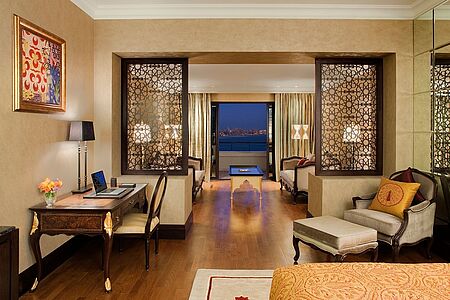 Junior Suite (ca. 66 qm) Die Junior Suite beinhaltet neben großzügigem Wohnraum ein Kingsize-Bett und zwei Einzelbetten und ist somit für Familien geeignet. Von der Junior Suite offenbart sich ein spektakulärer Ausblick auf Palm Jumeirah oder die Skyline des Jachthafens von Dubai.