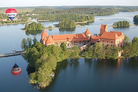 Im Heißluftballon übers Trakai Castle Die Wasserburg aus der Luft ist ein Erlebnis der Superlative. Schweben Sie wie auf Wolken über die Burg Trakai und bewundern Sie in aller Ruhe die Ecktürme, die Brücke und die Befestigungsmauer von oben sowie die malerische Umgebung. Zurück auf der Erde werden Sie mit Champagner begrüßt und können auf das schöne Litauen anstoßen.
