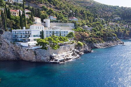 Villa Dubrovnik Von Bougainvillea und Oleander umgeben und nur ein paar Fußminuten entfernt von Dubrovniks historischer Altstadt liegt versteckt an der Adriaküste die Villa Dubrovnik. Genießen Sie von jedem der modern und stilvoll eingerichteten Zimmer und Suiten einen atemberaubenden Blick über das Meer bis hin zur Altstadt und zur Insel Lokrum.