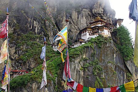 Zeremonie im Tiger’s Nest Waghalsig klebt Bhutans bekanntester Tempel in der Felswand. Der steile Weg hinauf und die 700 Stufen am Ende lohnen sich! Denn oben können Sie sich von einem Mönch segnen lassen. Lauschen Sie den Mantras, lassen Sie sich mit heiligem Wasser beträufeln und wünschen Sie sich etwas nicht-Materielles – ganz im Sinne des Buddhismus.