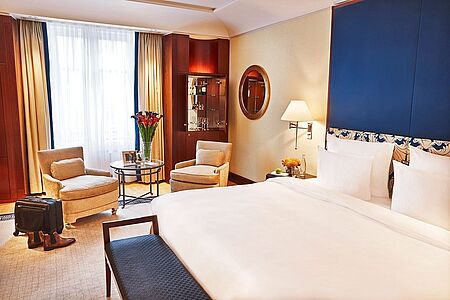 Deluxe Zimmer (ca. 40 qm) Diese Zimmerkategorie wird besonders gerne von Geschäftsreisenden gebucht. Denn neben dem großzügigen Bad ist hier ein vollwertiger Arbeitsbereich vorhanden. Dazu ist die Lage der Deluxe Zimmer besonders ruhig.