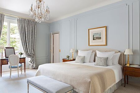 Deluxe Suite (ca. 90 qm) In der Deluxe Suite entdecken die Gäste neben den typischen Elementen der französischen Monarchie exquisite Kunstwerke im Wohnbereich. Besonders schön ist der Ausblick auf die traumhafte und weitläufige Gartenanlage des Hotels. Das stilvoll eingerichtete Badezimmer verfügt neben getrennten Duschen über eine große Badewanne für Zwei.