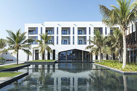 Al Baleed Resort Salalah by Anantara Das exklusive Al Baleed Resort Salalah by Anantara, das sich im Süden des Omans in traumhafter Küstenlage befindet, setzt neue Maßstäbe im Bereich der Luxushotellerie. Das Luxushotel liegt wie in einer Oase aus üppiger Tropenvegetation in der sonst so karstigen Landschaft und strahlt Erhabenheit und natürliche Eleganz aus.