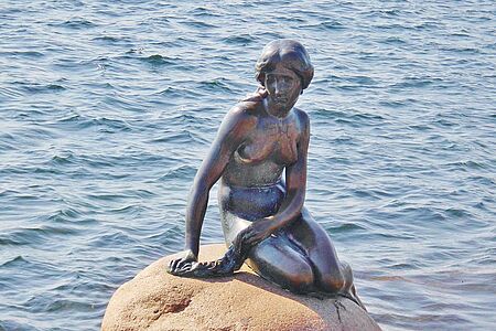 Grand Tour Kopenhagen Drei Transportmittel, eine Tour. Erkunden Sie Kopenhagen per Fahrrad, zu Fuß und auf einer Kanalfahrt. So erreichen Sie bestens die wichtigsten Highlights der Stadt wie die Kleine Meerjungfrau, das Opernhaus und die Viertel von Norrebro und Frederiksberg. Und wie komfortabel: Ihr Guide kümmert sich um alles und weiht Sie in die wichtigsten Details ein.