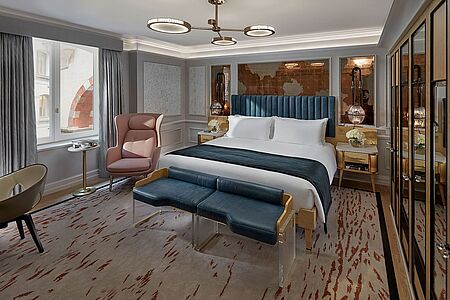 Superior Suite (ca. 60 qm) In dieser Suite verfügen Sie über einen nobel ausgestatteten Wohnbereich und ein separates Schlafzimmer. Samtbezogene Sitzmöbel und ein höchst komfortables Marmorbad sind weitere Highlights.