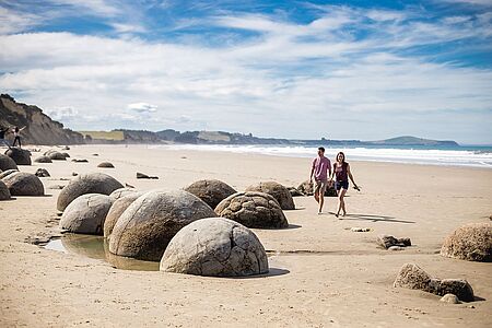 Uralte runde Steine Nur eine Autostunde von Oamaru entfernt erwartet Sie ein Mysterium: die ballrunden Moeraki Boulders am Koekohe Beach. Besonders im Morgen- und Abendlicht entfalten die faszinierenden, tonnenschweren, bis zu mehrere Meter großen und Millionen Jahre alten Steine – einzeln oder in Gruppen – ihr volles Potential als fantastische Fotomotive.