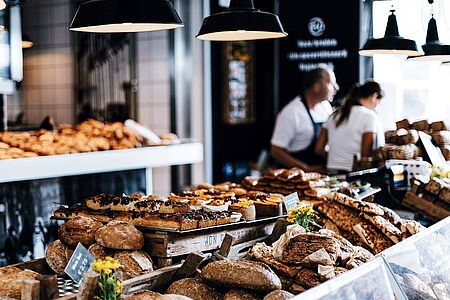 Marktbesuche in Kapstadt und Umgebung Nirgendwo sonst fühlen Sie sich der einheimischen Szene näher als auf den lebhaften Märkten wie dem Neighbourgoods Market in Woodstock, dem Hout Bay Market und vielen anderen in und um Kapstadt. Treffen Sie auf lokale Designer, Kunst und internationale Köstlichkeiten, auf afrikanische Händler und Besucher von nah und fern.