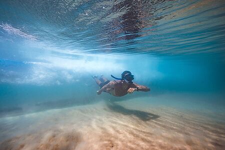 Yacht-Ausflug zur Isla Mujeres Traumtag für Wasser(sport)freunde! In einer privaten Motoryacht geht’s flott zur Isla Mujeres, von dort auf die luxuriöse 100-Fuß-Azimut-Segelyacht. Ihr Captain kennt die traumhaftesten Schnorchelplätze im türkis leuchtenden karibischen Meer! Viel Spaß auch mit den beiden zwei Yahama VXR 1800 WaveRunners und dem 150-PS-starkes 20-Fuß-Zodiac-Beiboot!