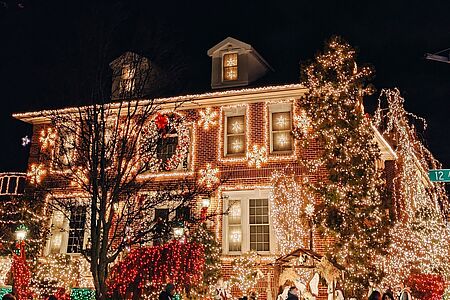 Day 4 | Private Walking Brooklyn Discovery by Night Entdecken Sie Brooklyn bei Nacht! In Williamsburg erwarten Sie Live-Musik und Vintage Shoppingmöglichkeiten. Abends bewundern Sie die weihnachtliche Beleuchtung in Dyker Heights.